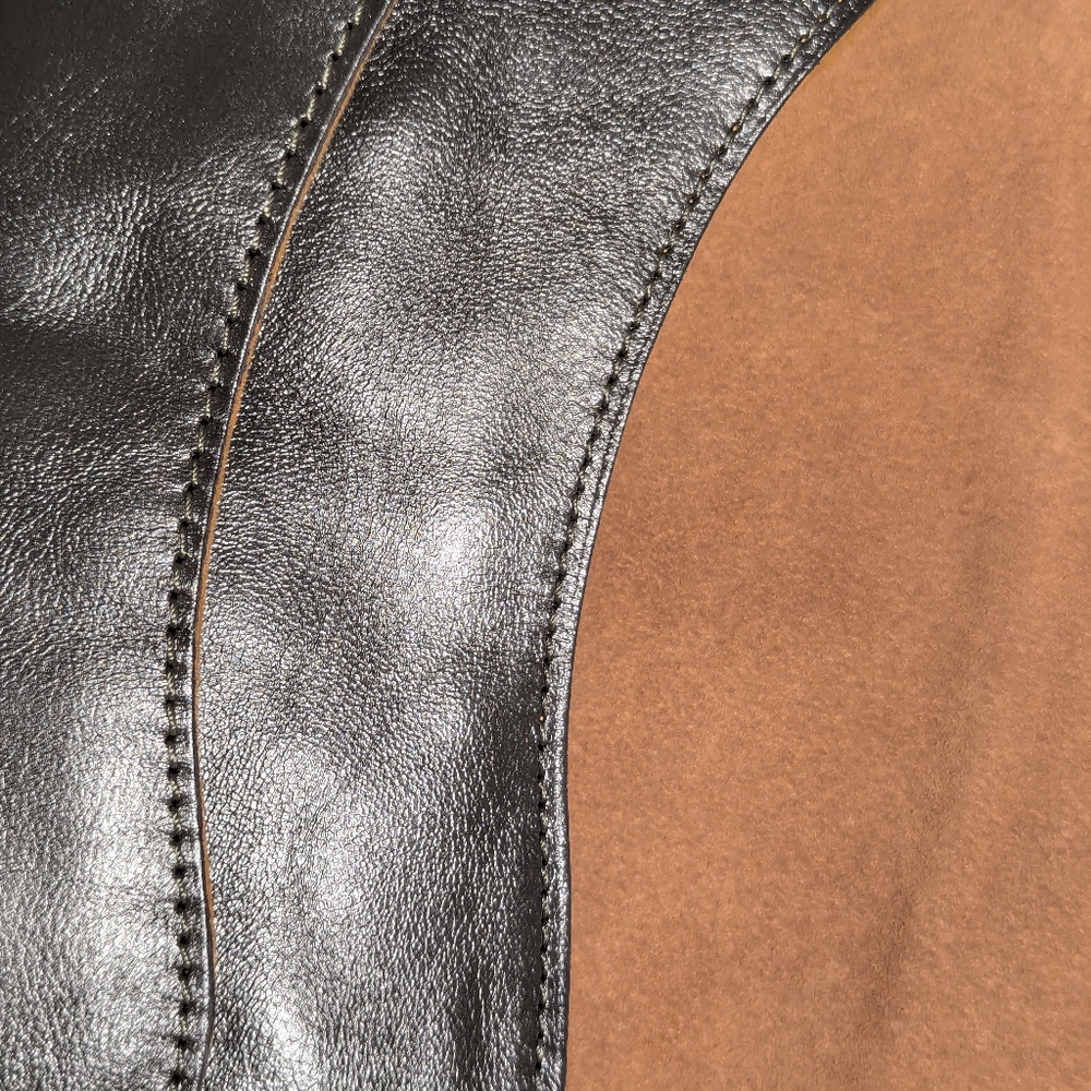 Roana N/S Belted Leather Crossbody | Olive Green - Picture 8 of 12